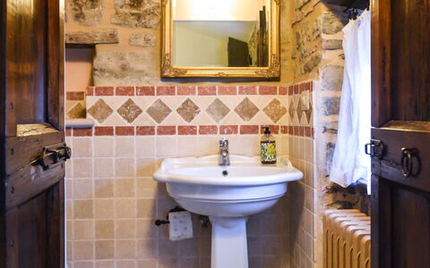 Casale Montanare: Miroir, Robinet, Évier, Luminaire Plomberie, Lavabo, Salle De Bains, Bâtiment, Violet, Cabinetry, Bois