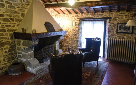 Casale Montanare: Bâtiment, Fenêtre, Bois, Design Intérieur, Table, Sol, Salon, Sol, Mur, Chaise