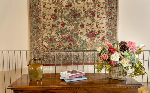 Podere D'Asso: Table, Fleur, Meubles, Plante, Textile, Bois, Design Intérieur, Salon, Sol, Sol