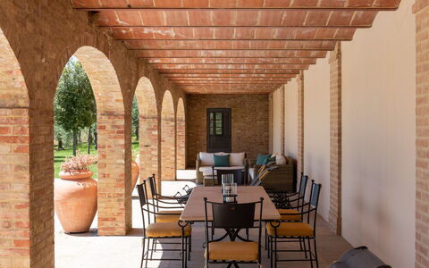 Podere D'Asso: Table, Meubles, Propriété, Chaise, Plante, Bois, Design Intérieur, Éclairage, Plante D'Appartement, Pot De Fleur