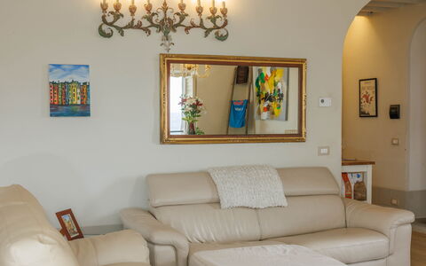 La Terrazza Sulla Valle: Cadre, Meubles, Propriété, Canapé, Table, Bâtiment, Design Intérieur, Salon, Bois, Confort