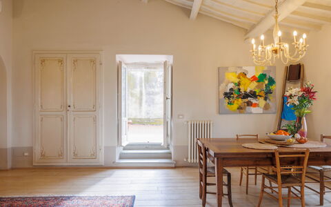 La Terrazza Sulla Valle: Bâtiment, Porte, Table, Bois, Design Intérieur, Architecture, Fenêtre, Maison, Sol, Sol