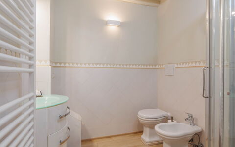 La Terrazza Sulla Valle: Luminaire Plomberie, Cabinetry, Toilette, Bâtiment, Salle De Bains, Bois, Éclairage, Maison, Design Intérieur, Sol