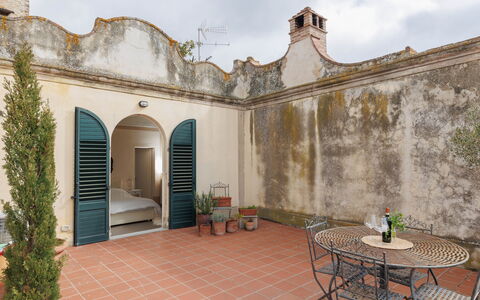 La Terrazza Sulla Valle: Meubles, Nuage, Table, Bâtiment, Plante, Ciel, Design Intérieur, Mobilier De Jardin, Immobilier, Tableau De Plein Air
