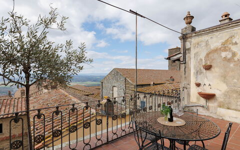La Terrazza Sulla Valle: Nuage, Ciel, Propriété, Bâtiment, Table, Plante, Pot De Fleur, Fenêtre, Arbre, Clôture