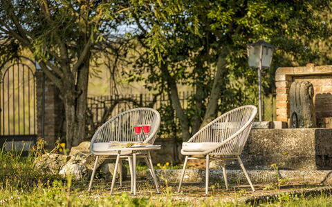 Villa Pianoia: Plante, Meubles, Feuille, Botanique, Bois, Végétation, Arbre, Herbe, Chaise, Loisir