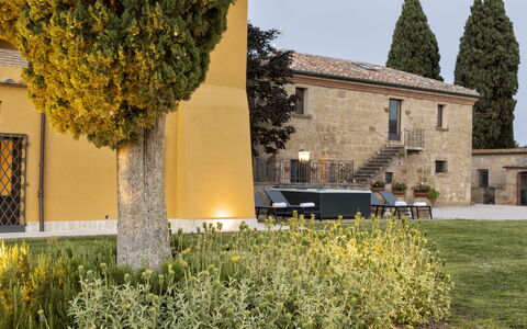 Villa Pianoia: Plante, Ciel, Propriété, Bâtiment, Fenêtre, Arbre, Lot Terre, Végétation, Jaune, Herbe