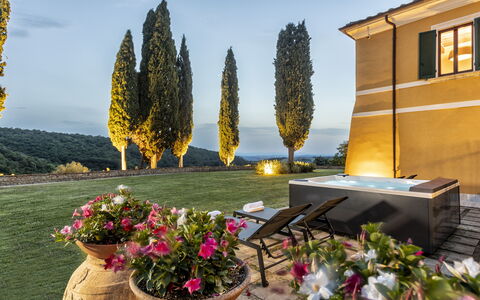 Villa Pianoia: Fleur, Plante, Ciel, Propriété, Pot De Fleur, Fenêtre, Bâtiment, Botanique, Nuage, Arbre