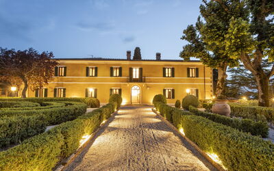 Villa Pianoia: Ciel, Plante, Bâtiment, Arbre, Nuage, Maison, Fenêtre, Herbe, Paysage, Zone Résidentielle