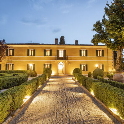 Villa Pianoia: Ciel, Plante, Bâtiment, Arbre, Nuage, Maison, Fenêtre, Herbe, Paysage, Zone Résidentielle
