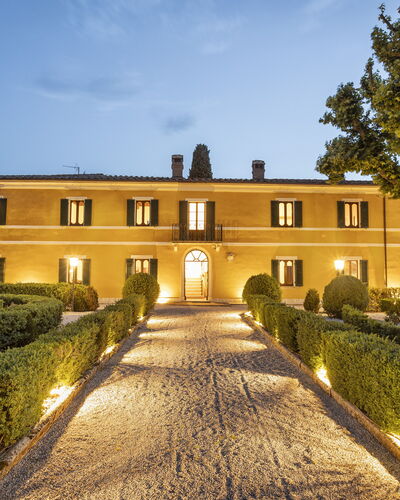 Villa Pianoia: Ciel, Plante, Bâtiment, Arbre, Nuage, Maison, Fenêtre, Herbe, Paysage, Zone Résidentielle