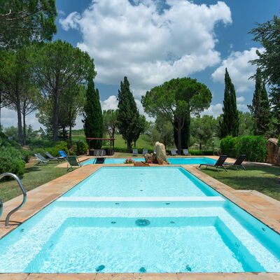 Villa Morellino: Plante, L'Eau, Nuage, Ciel, Propriété, Piscine, Bleu Azur, Arbre, Herbe, Loisir