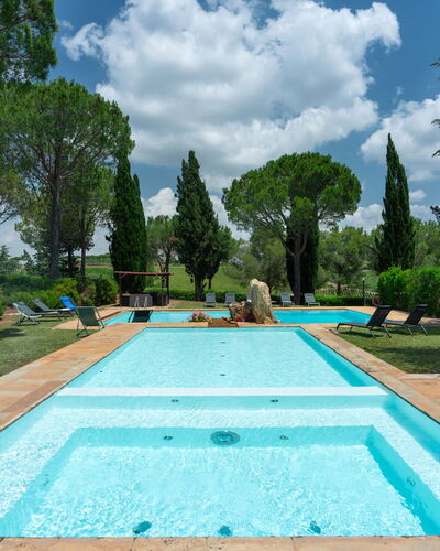 Villa Morellino: Plante, L'Eau, Nuage, Ciel, Propriété, Piscine, Bleu Azur, Arbre, Herbe, Loisir