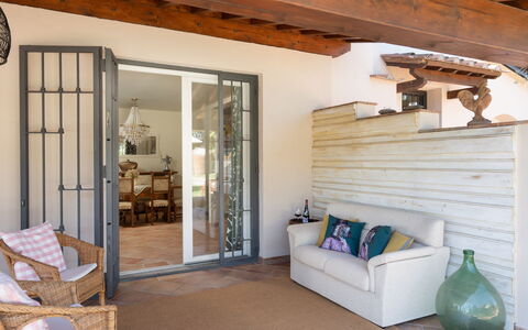 Villa Di Pillo: Propriété, Bois, Confort, Porte, Design Intérieur, Salon, Lampe, Sol, Sol, Mur