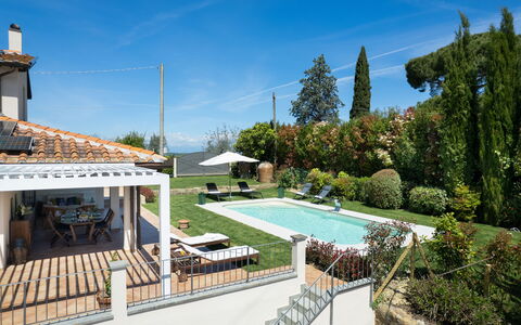 Villa Di Pillo: Ciel, Plante, Nuage, Piscine, L'Eau, Arbre, Mobilier De Jardin, Ombre, Eco Hôtel, Parapluie