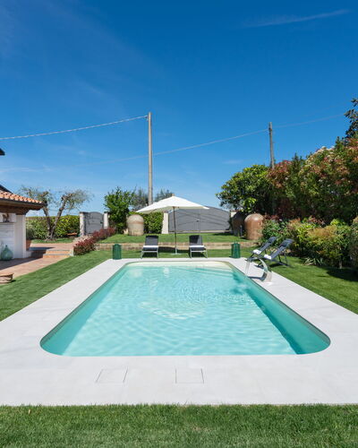 Villa Di Pillo: Plante, Ciel, L'Eau, Propriété, Arbre, Loisir, Nuage, Piscine, Herbe, Zone Résidentielle