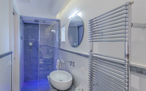 La Torre Di Panzano: Luminaire Plomberie, Bâtiment, Miroir, Toilette, Violet, Salle De Bains, Robinet, Maison, Évier, Siège De Toilette