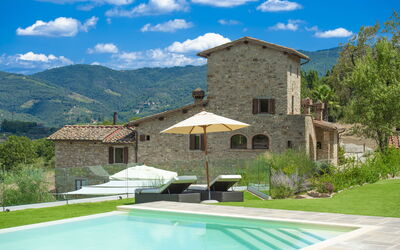 La Torre Di Panzano: Nuage, Plante, Bâtiment, Propriété, Ciel, L'Eau, Bleu Azur, Bleu, Ombre, Architecture