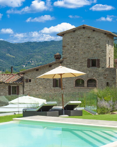 La Torre Di Panzano: Nuage, Plante, Bâtiment, Propriété, Ciel, L'Eau, Bleu Azur, Bleu, Ombre, Architecture