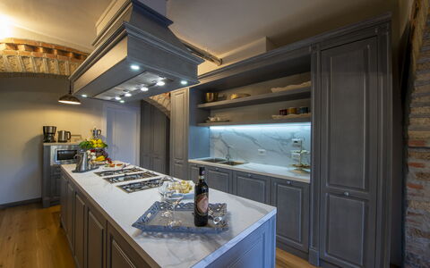 Bella Di Panzano: Cabinetry, Comptoir, Propriété, Robinet, Évier, Cuisine, Bâtiment, Bois, Cuisinière, Sol