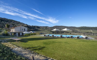 Bella Di Panzano: Ciel, Nuage, Plante, Montagne, Montagnes, Lot Terre, Herbe, Fenêtre, Paysage Naturel, Prairie