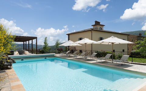 Villa Castelluccio - Arezzo, Toscana: Ciel, L'Eau, Nuage, Plante, Piscine, Bleu Azur, Ombre, Arbre, Loisir, Mobilier De Jardin