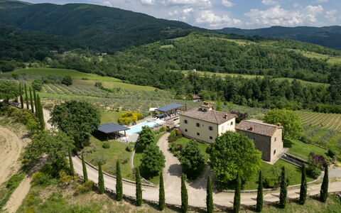 Villa Castelluccio - Arezzo, Toscana: Plante, Nuage, Ciel, Bâtiment, Paysage Naturel, Arbre, Maison, Montagnes, Lot Terre, Végétation