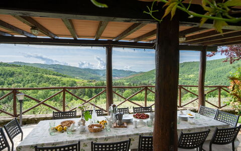 Villa Castelluccio - Arezzo, Toscana: Table, Meubles, Propriété, Plante, Chaise, Ciel, Ombre, Bâtiment, Design Intérieur, Porche