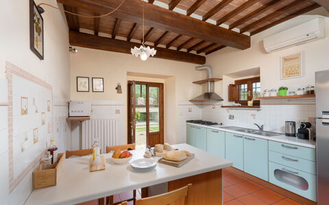 Villa Castelluccio - Arezzo, Toscana: Propriété, Cabinetry, Comptoir, Fenêtre, Bois, Tiroir, Design Intérieur, Table, Bâtiment, Cuisine