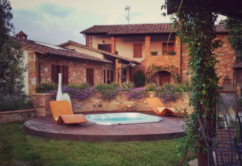 Casa Vacanze Paradiso: Plante, L'Eau, Ciel, Bâtiment, Fenêtre, Nuage, Arbre, Porte, Herbe, Maison