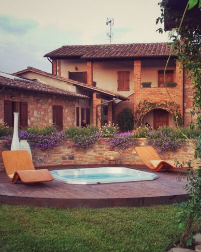 Casa Vacanze Paradiso: Plante, L'Eau, Ciel, Bâtiment, Fenêtre, Nuage, Arbre, Porte, Herbe, Maison