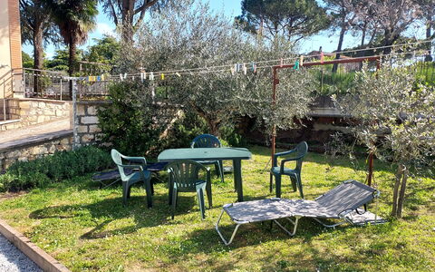 Casa Della Selce: Plante, Meubles, Table, Ciel, Chaise, Tableau De Plein Air, Arbre, Mobilier De Jardin, Ombre, Loisir