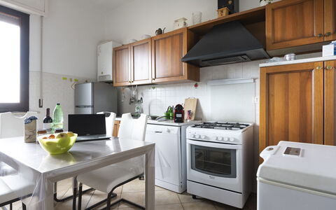 Casa Della Selce: Propriété, Cabinetry, Blanc, Comptoir, Appareil De Cuisine, Cuisinière, Cuisine, Fenêtre, Électroménager, Gaz Poele