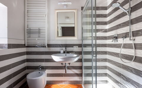 Casa Bosco D'arte Holiday Home , Greve In Chianti,: Sol, Luminaire Plomberie, Sol, Design Intérieur, Salle De Bains, Plomberie, Toilette, Tuile, Plafond