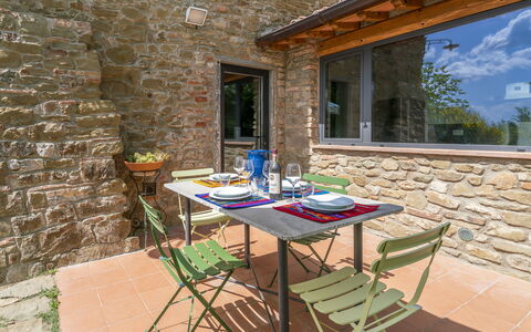 Casa Bosco D'arte Holiday Home , Greve In Chianti,: Meubles, Propriété, Table, Bâtiment, Fenêtre, Chaise, Pot De Fleur, Bois, Plante, Mobilier De Jardin