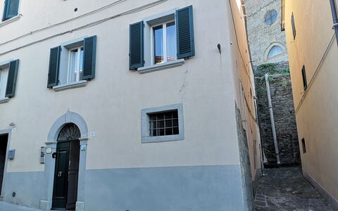 Casa Del Borgo: Propriété, Fenêtre, Bâtiment, Bleu, Bleu Azur, Porte, Façade, Ville, Route