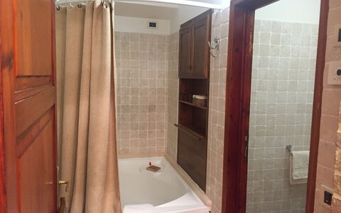 Villa Fulvia: Marron, Luminaire Plomberie, Baignoire, Rideau De Douche, Tige De Douche, Salle De Bains, Tete De Douche, Douche, Bâtiment