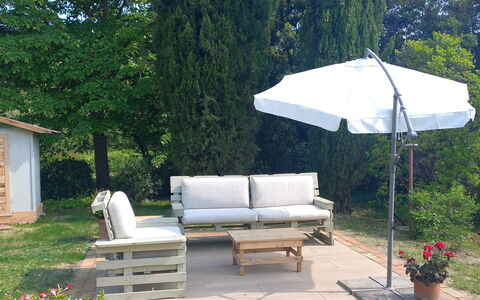 Villa Fulvia: Plante, Meubles, Communauté Des Plantes, Mobilier De Jardin, Arbre, Ombre, Botanique, Table, Canapé, Parapluie