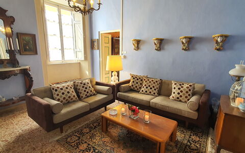 Residenza Otello: Marron, Table, Cadre, Canapé, Meubles, Propriété, Plante, Bois, Jaune, Design Intérieur