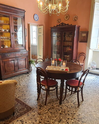 Residenza Otello: Cadre, Meubles, Propriété, Table, Chaise, Miroir, Bois, Éclairage, Cabinetry, Design Intérieur