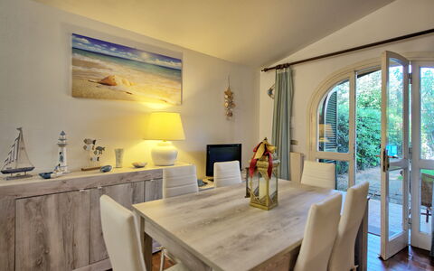 Le Dune: Table, Meubles, Chaise, Plante, Bâtiment, Cadre, Design Intérieur, Bois, Sol, Maison