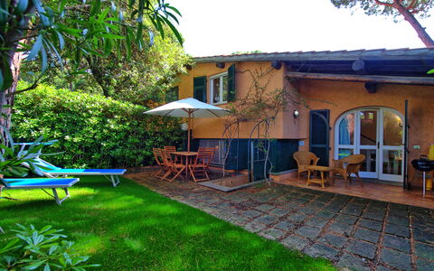 Le Dune: Meubles, Plante, Propriété, Ciel, La Nature, Bleu Azur, Bâtiment, Mobilier De Jardin, Arbre, Ombre