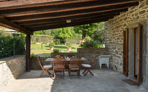 Il Mulino Di Vogognano - Subbiano, Private Pool, J: Plante, Meubles, Table, Pot De Fleur, Chaise, Bâtiment, Bois, Ombre, Mobilier De Jardin, Porte
