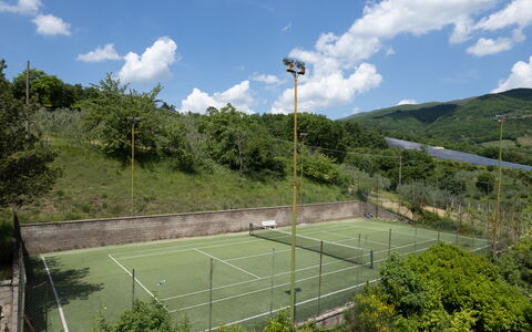 Villa Olivi - Subbiano, Toscana, Pool And Nature: Nuage, Ciel, Lot Terre, Équipement Sportif, Clôture, Herbe, Loisir, Paysage, Arbre, Court De Tennis