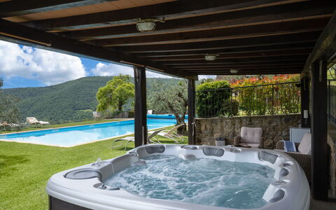 Villa Olivi - Subbiano, Toscana, Pool And Nature: L'Eau, Plante, Propriété, Baignoire, Piscine, Bâtiment, Bleu Azur, Ombre, Design Intérieur, Jacuzzi