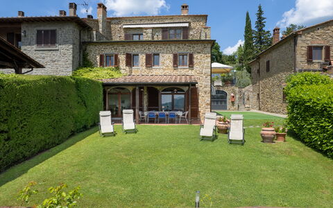 Villa Olivi - Subbiano, Toscana, Pool And Nature: Plante, Nuage, Ciel, Propriété, Fenêtre, Bâtiment, Lot Terre, Herbe, Zone Résidentielle, Chalet