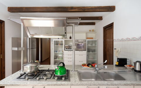 Villa Olivi - Subbiano, Toscana, Pool And Nature: Comptoir, Cabinetry, Robinet, Bâtiment, Évier, Cuisine, Luminaire Plomberie, Porte, Cuisinière, Sol