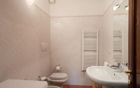 Villa Olivi - Subbiano, Toscana, Pool And Nature: Robinet, Évier, Luminaire Plomberie, Lavabo, Bâtiment, Salle De Bains, Miroir, Éclairage, Architecture, Design Intérieur