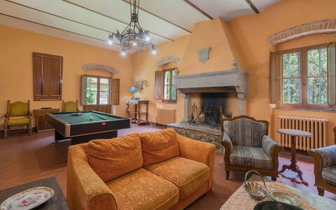 Belvedere - Falceto, Ambra, Toscana: Meubles, Canapé, Propriété, Table, Bois, Design Intérieur, Fenêtre, Éclairage, Salon, Bâtiment