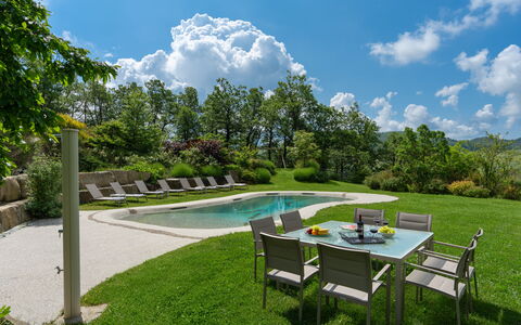 Villa Torre Delle Rose - Firenzuola, Private Pool,: Nuage, Ciel, Plante, Propriété, L'Eau, Table, Arbre, Paysage Naturel, Ombre, Végétation